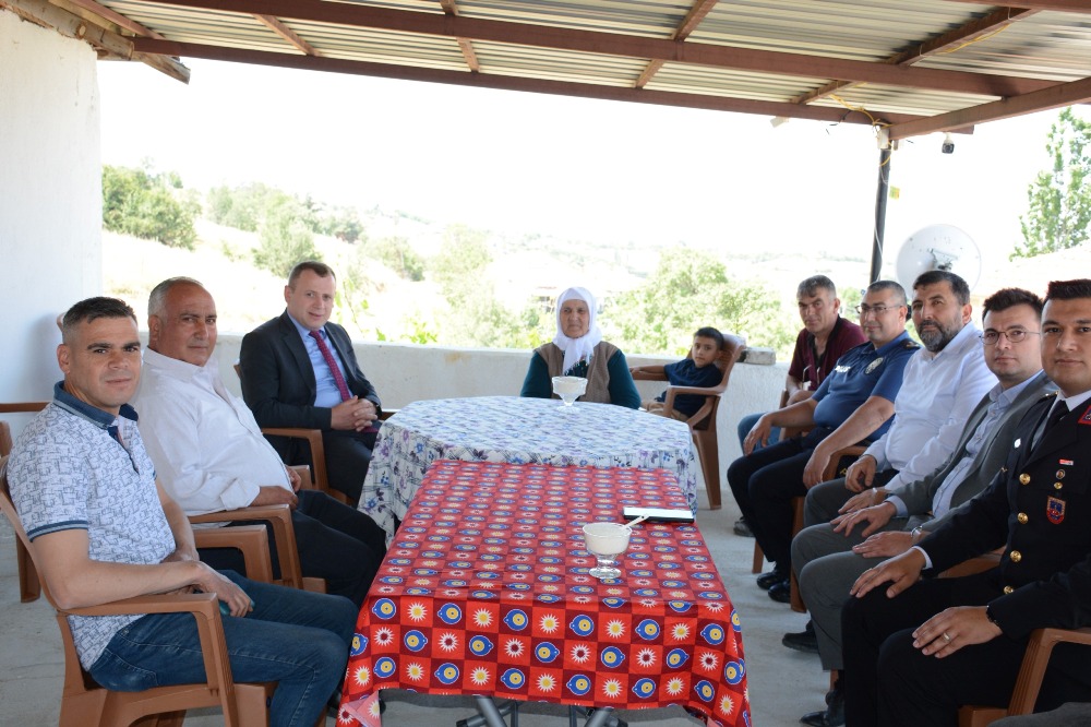 Kaymakamımız Mustafa Görmüş, Kurban Bayramı dolayısıyla Şehit Şinasi Çakan’ın ailesi ve Gazimiz Sami Gündüz’ü ziyaret etti