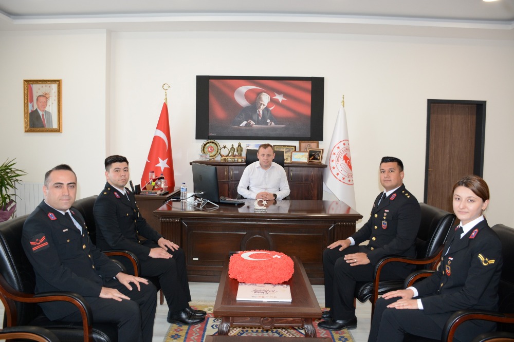 Jandarma Teşkilatı'nın 186. yılı dolayısıyla İlçe Jandarma Komutanı Ütğm. Fatih Kılbaş ve personeli, Kaymakamımızı ziyaret etti